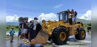 ¡Colgados en maquinaria! Ciudadanos arriesgan sus vidas para llegar a sus destinos en Chiclayo