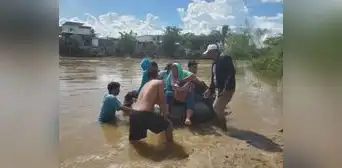 Ciudadanos usan cámara de llanta para cruzar quebrada inundada en Piura