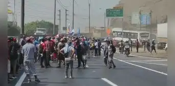 Manifestantes de Puno llegan a Lima y se desplazan por la Panamericana Norte Manifestantes de Puno llegan a Lima y se desplazan por la Panamericana Norte