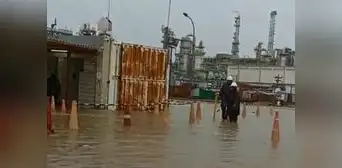 Refinería de Talara se inunda tras intensas lluvias en Piura Refinería de Talara se inunda tras intensas lluvias en Piura