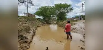 Río Piura se desborda y deja cerca de 100 familias en riesgo de inundación Río Piura se desborda y deja cerca de 100 familias en riesgo de inundación