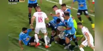 ¿'Fútbol chacra'? Jugador de Huracán intentó anotar y se le echaron encima hasta 3 de Cristal ¿'Fútbol chacra'? Jugador de Huracán intentó anotar y se le echaron encima hasta 3 de Cristal