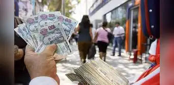 Alza de Remuneración Mínima Vital no destruye empleo, afirma nobel de Economía Alza de Remuneración Mínima Vital no destruye empleo, afirma nobel de Economía