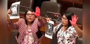 Congresistas muestran sus manos pintadas de rojo al ministro del Interior por muertes en protestas Congresistas muestran sus manos pintadas de rojo al ministro del Interior por muertes en protestas
