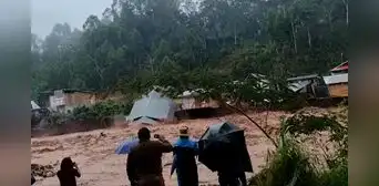 ¡Urgente! Desborde de río Entaz arrasó con varias viviendas en Oxapampa ¡Urgente! Desborde de río Entaz arrasó con varias viviendas en Oxapampa