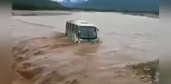 Bus con docentes es arrastrado al intentar cruzar caudalosa quebrada en Piura Bus con docentes es arrastrado al intentar cruzar caudalosa quebrada en Piura