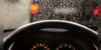 ¡Cuidado, conductor! 5 consejos para manejar adecuadamente bajo la lluvia ¡Cuidado, conductor! 5 consejos para manejar adecuadamente bajo la lluvia