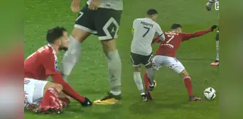 ¡Mbappé descontrolado! El francés pateó dos veces a su rival y no fue expulsado