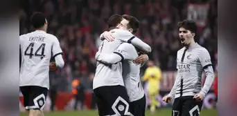 Mbappé le dio la victoria al PSG al último minuto y agradeció a Messi por el pase con un abrazo
