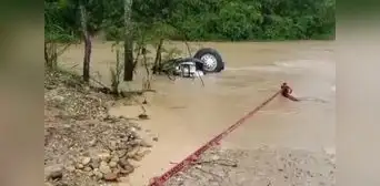 Chofer se salva de morir luego que camión se volcase al intentar cruzar quebrada Tahuayo