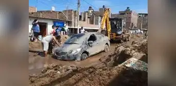 Trujillo: ¿cuánto pagó un ciudadano para retirar su auto enterrado por huaico? Trujillo: ¿cuánto pagó un ciudadano para retirar su auto enterrado por huaico?