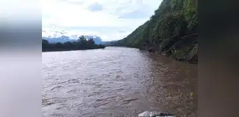 "El señor se está ahogando": hombre queda atrapado en el caudal del río Bigote de Piura "El señor se está ahogando": hombre queda atrapado en el caudal del río Bigote de Piura