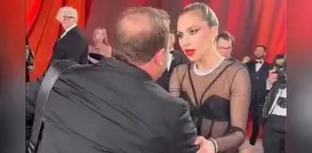 Lady Gaga ayuda a fotógrafo que tropieza durante alfombra roja