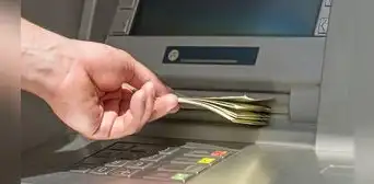 Buscan eliminar la comisión por retiro de dinero de ventanillas y cajeros automáticos