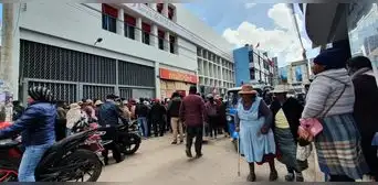 Usuarios de Juliaca que pernoctan formando largas colas en el Banco de la Nación sufren a falta de baños