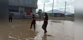 Río Moche se desborda y deja al menos 50 familias afectadas en Trujillo Río Moche se desborda y deja al menos 50 familias afectadas en Trujillo