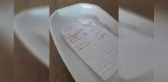 Acude a restaurante y descubre que le cobraron por cargar su celular