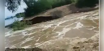 Nuevos desbordes del río La Leche ponen en vilo a distritos de Lambayeque Nuevos desbordes del río La Leche ponen en vilo a distritos de Lambayeque