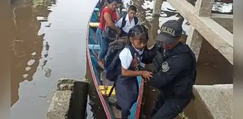 Iquitos: niños acuden a clases a bordo de canoas y baldes tras desborde de río Itaya