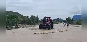 Tractores, cargadores frontales y camiones son medios de transporte para cruzar quebrada en Lambayeque Tractores, cargadores frontales y camiones son medios de transporte para cruzar quebrada en Lambayeque
