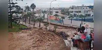 Huaico en Punta Hermosa sobrepasa barricadas de sacos de arena y afecta a vecinos Huaico en Punta Hermosa sobrepasa barricadas de sacos de arena y afecta a vecinos