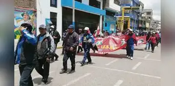 Con bloqueos y movilización retoman paro en la región Puno Con bloqueos y movilización retoman paro en la región Puno