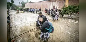 Emergencia en Perú: ponen a Lima en alerta roja por lluvias y suspenden las clases Emergencia en Perú: ponen a Lima en alerta roja por lluvias y suspenden las clases