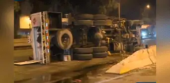 Cisterna de gas se despistó en la Panamericana Sur y generó congestión vehicular Cisterna de gas se despistó en la Panamericana Sur y generó congestión vehicular