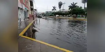 Chimbote soportó siete horas de lluvias y quedó inundado