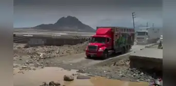 Huaico destruye importante tramo de la Panamericana Norte en Trujillo Huaico destruye importante tramo de la Panamericana Norte en Trujillo