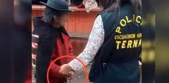 Adulta mayor fue amarrada con una soga a quiosco por su propia hija Adulta mayor fue amarrada con una soga a quiosco por su propia hija