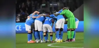 Napoli goleó 3-0 al Frankfurt y clasificó por primera vez en su historia a cuartos de final de la Champions Napoli goleó 3-0 al Frankfurt y clasificó por primera vez en su historia a cuartos de final de la Champions