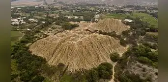 Huaca donde fue hallado el Señor de Sicán a punto de perderse por las aguas del río La Leche
