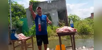 ¡Emprendedor con mente de tiburón! Recorre zona inundada de Ecuador en bote para vender carne de cerdo ¡Emprendedor con mente de tiburón! Recorre zona inundada de Ecuador en bote para vender carne de cerdo