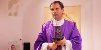 Antoine Coelho, el sacerdote que fue suspendido tras anunciar su boda con una mujer Antoine Coelho, el sacerdote que fue suspendido tras anunciar su boda con una mujer