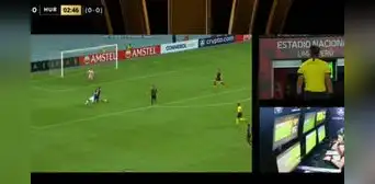 Árbitro cobró penal para Sporting Cristal, Brenner iba a patear, pero el VAR lo anuló