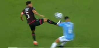 ¿Y la roja? Pretell recibió brutal patada, pero árbitro solo mostró amarilla al jugador de Huracán ¿Y la roja? Pretell recibió brutal patada, pero árbitro solo mostró amarilla al jugador de Huracán