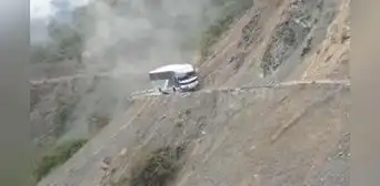 Al borde del precipicio: chofer conduce bus por estrecha carretera situada en La Libertad Al borde del precipicio: chofer conduce bus por estrecha carretera situada en La Libertad
