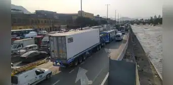 Vía Evitamiento: cierran tramo por filtraciones del río Rímac y reportan tráfico por puente Trujillo
