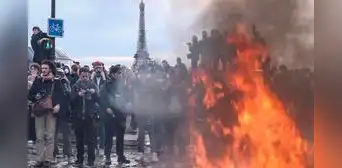 Protestas contra reforma de pensiones deja más de 300 personas detenidas en Francia