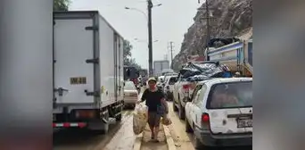 Tráfico en carretera Central: personas caminan por vías porque autos permanecen parados por una hora Tráfico en carretera Central: personas caminan por vías porque autos permanecen parados por una hora