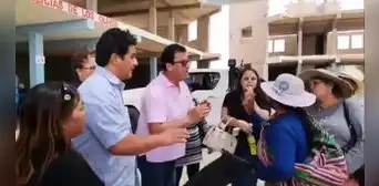¡Pierde los papeles! Congresista Edwin Martínez se enfrenta con palabras soeces a manifestantes en Arequipa ¡Pierde los papeles! Congresista Edwin Martínez se enfrenta con palabras soeces a manifestantes en Arequipa
