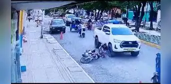 Ucayali: motociclista pierde control de su vehículo y su brazo quedó atrapado debajo de camioneta Ucayali: motociclista pierde control de su vehículo y su brazo quedó atrapado debajo de camioneta