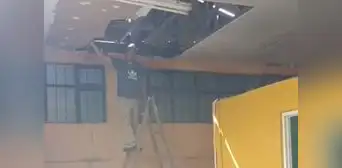 Padres reparan colegio inundado por lluvias al no recibir respuesta de autoridades en Chimbote Padres reparan colegio inundado por lluvias al no recibir respuesta de autoridades en Chimbote