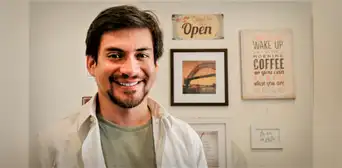 Emanuel Soriano: ¿quién es fuera de sus personajes y cómo ejerció su profesión de comunicador? Emanuel Soriano: ¿quién es fuera de sus personajes y cómo ejerció su profesión de comunicador?