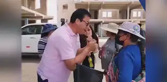 "Ven solo, h***": congresista Edwin Martínez responde con insulto a manifestantes que lo increpaban