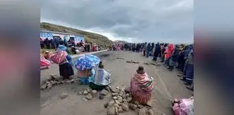 Aimaras flexibilizan paro: vías estarán abiertas tres días para el abastecimiento Aimaras flexibilizan paro: vías estarán abiertas tres días para el abastecimiento