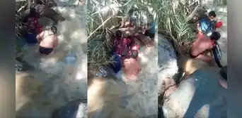 Mujer es rescatada de morir tras intentar cruzar una quebrada en motocicleta Mujer es rescatada de morir tras intentar cruzar una quebrada en motocicleta