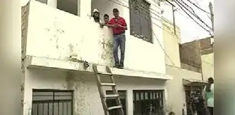 Chaclacayo: gestante sube por escaleras luego de que su casa quedara enterrada por huaico Chaclacayo: gestante sube por escaleras luego de que su casa quedara enterrada por huaico
