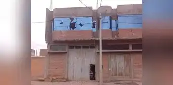Casa de los dueños de un perro que mordió a 2 personas terminó apedreada en Juliaca Casa de los dueños de un perro que mordió a 2 personas terminó apedreada en Juliaca